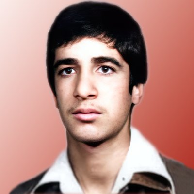 🍁آنانکه به سر تاج جهانند 
ولی خویش نهانند
آنانکه کمی یا که دمی یا که نمی را زبر خویش ندانند
تاریخ نویسان شرف خویش ز آنان بستانند...