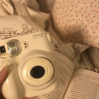 flowy_nabii's profile picture. 💐 | slice of life, zari's digital diary | 08 | 🌸