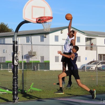 Baller / jumper from the Bahamas🇧🇸,16 years old, 6’6, 166lbs. Goals looking for offers by the grace of god🙏❤️. ig _playboiken