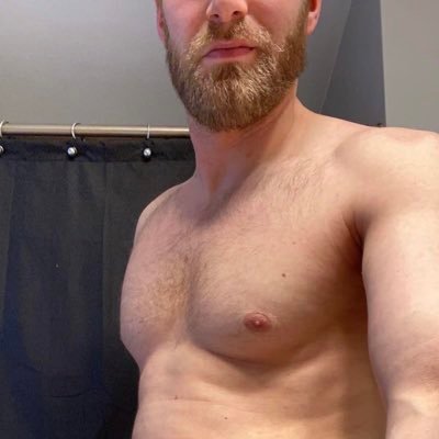 32 years old, 6ft 4 man, Bi. Into anything outdoors and being active. Don’t be shy leave a comment or send me a DM if you want to hang up and fuck 👋🏻