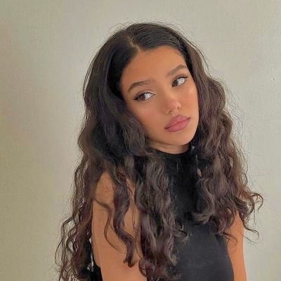 aestheticish_'s profile picture. dark hair. whiskey eyes.