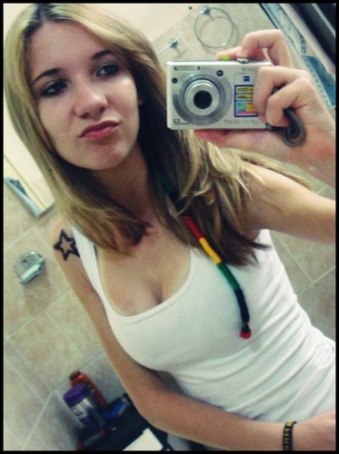 Gosto do improvável, do impossível, e até do que não existe. Sou diferente demais pra me entenderem tão fácil.