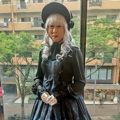 北海道生まれの関東民　ロリータファッションを愛好する服オタク  黒色すみれ  チャラン・ポ・ランタン等々の音楽が好き 
 鉄道旅が好き 
性別不詳(笑)　
日本酒と日本ワインと日本の酒場をこよなく愛する酒好き 
太田和彦氏&吉田類氏リスペクト 
全国の酒場めぐりがライフワーク
 ぷしゅー(^^)u