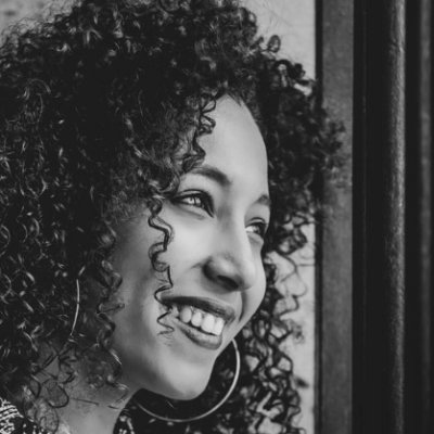 Plumadoradaaa's profile picture. Después de 5 años como consultora de storytelling y marketing, decidí aplicar mis conocimientos a la copywriting. 
Ah, sí, doy consejos gratis a todo el mundo