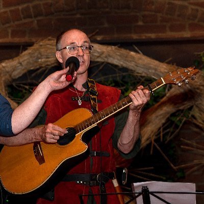 Ónen i-estel edain, ú-chebin estel anim - 

tekstschrijver, bard en rare vogel