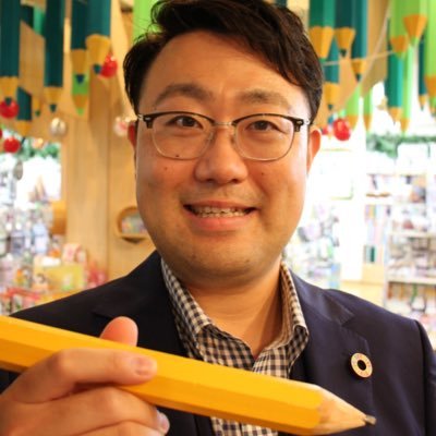 神奈川県相模原市で文具の森をテーマとした店舗を経営。文具の森の中には世界にひとつしかない文具のなる木が生えている。