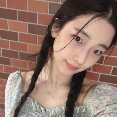 Business. ♡ has a idiosyncratic body aromatic like a rose. છ ˖ 🏹
