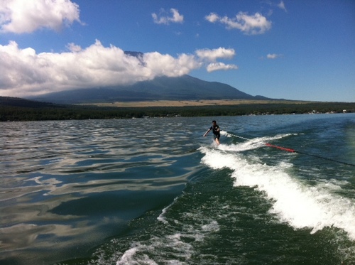 ウェイクボードが趣味です。山中湖、湘南の海でやっています。が、初心者ですので、どうぞからんで下さい。