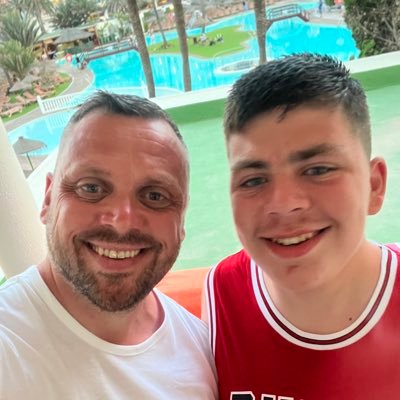 Daddy to Thomas 💙 married to Shaz 🤵🏻👰🏼 massive wolves fan 🐺love theme parks 🎢 Instagram - AHAYNES316UK