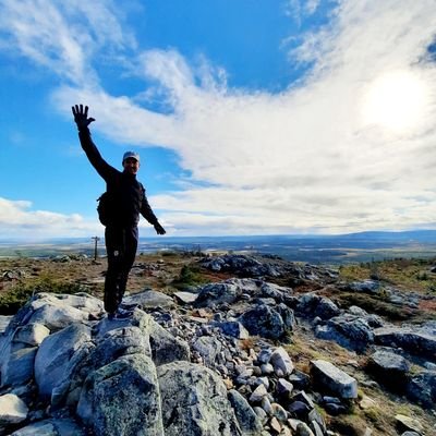 Itsenäisesti ajatteleva käytännönjärkevä kaupunkilainen pohjoisesta.
 
Teollisuutta ymmärtävä. Ympäristön puolesta.

Mielipiteet omia.