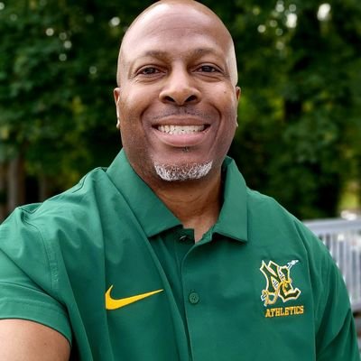 Head boys basketball coach at New London high school 💚💛🏀

Born and Raised in New London CT.

Instagram: Coachdave2013
#GodisGood
#WhalerPride🏀💚💛