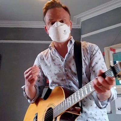 Music fan. UK science teacher in an FFP3 mask.

The right mask makes it easy to sing, perform, teach, or speak in public.

#N95 #FFP2 #FFP3 #BringBackMasks