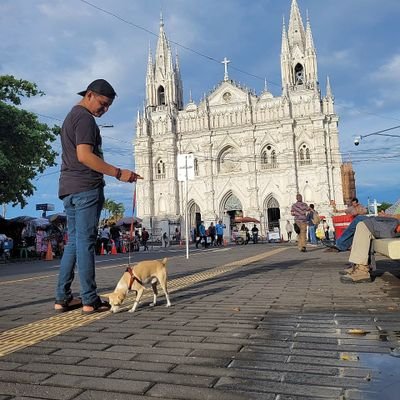 Salvadoreño.
Vivo en Santa Ana. 
Lavo y plancho ajeno en Soyapango.