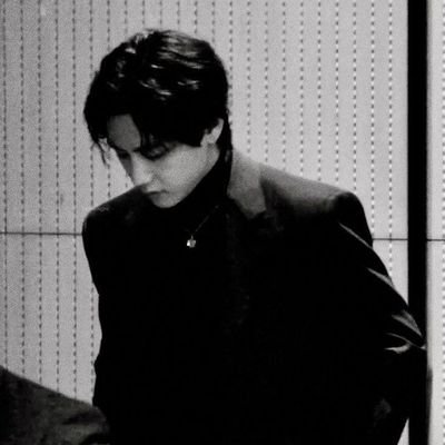 Please stop thinking that you are ugly!You are
but stop thinking.
𝐛𝐮𝐭𝐭𝐞𝐫𝐟𝐥𝐲..
