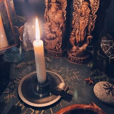 A chief priest that set and deliver people from the bondage and challenges of life. Consult your ancestors and they shall feed you back...ASEšš
