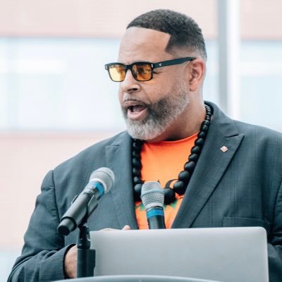 The Reverend W. Douglas Banks is a seventh-generation descendant of Thomas Jefferson and Sally Hemings and the Senior Program Coordinator @BlackMenHeal ♦️♦️♦️