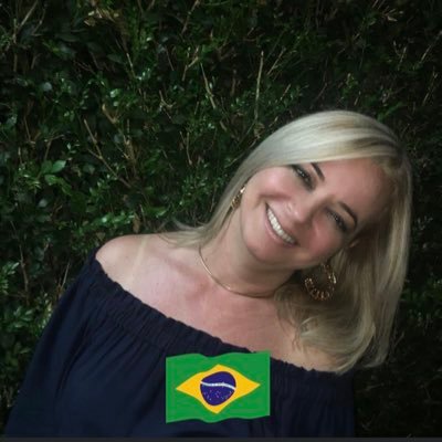 Sou mulher, esposa, mãe, cristã, conservadora; amo meu Brasil! Incansável nesta batalha, contra a corrupção  e a impunidade! Deus me guia e nele me fortaleço!