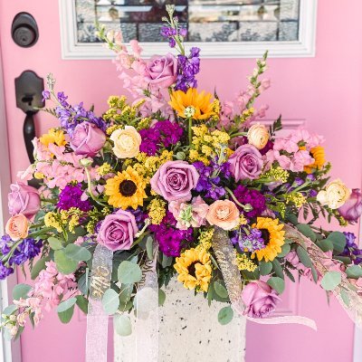 Professional, full-service florist and women's clothing boutique.  
Where floral meets fashion. Serving two great communities!
(260)982-7682 (260)434-2009