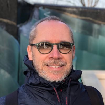 Empresário, Especialista em marketing e comunicação, Jornalista, Psicanalista e Estrategista de negócios