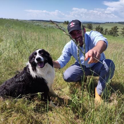 Productor agropecuario ,  tambo robot  ,cabañero angus.

Socio e hincha de Peñarol