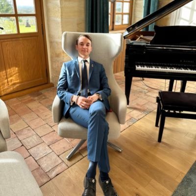 ddeforgesdemont's profile picture. Rotaract ☸️ Kinésithérapeute 🩺 Aristocratie ⚜️ Futuroscope 🎢Sécurité civile 🚨 YouTube 📸