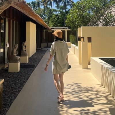 ameliakarinap's profile picture. Glint of lights. Splash of water 🍀