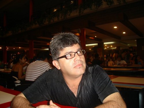 Periodista, compositor, poeta, músico y guaino.