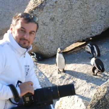 Giornalista e fotografo turistico, si dedica al mondo degli sposi organizzando viaggi di nozze doc. E' anche autore di guide turistiche.