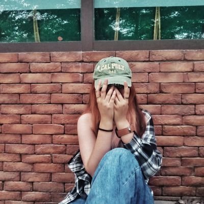 riamachris's profile picture. she's nowhere to be found