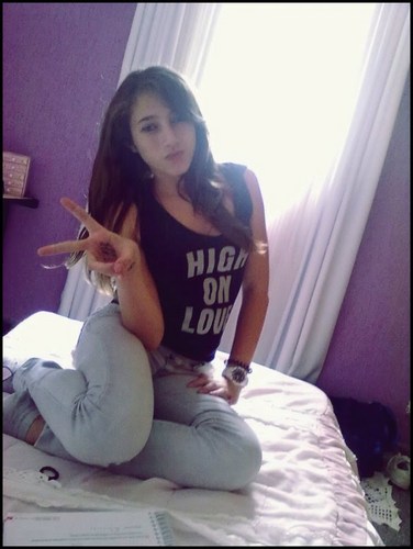 - éн . .
αquelα meniiniinнaa cresceu '
　　αmαdureceu e αprendeu α ver o mundo
　　　com outros olнos*descobriiu que não vαle α penα' sofrer