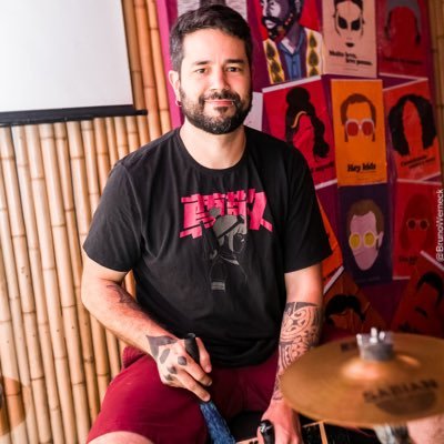 Engenheiro da Computação! Analista de Dados Pleno! Músico! Bailarino! Comunista! Dá uma moral e me segue na Twitch!