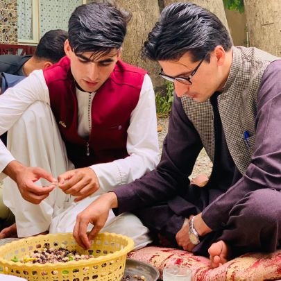 د وخت دی زورورو ته سر ټیټ نکړی لالیه
د دار خپله مزه وی د زندان خپله مزه وی