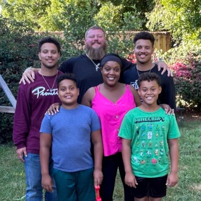 Husband; Father of 4 Amazing Boys, Football Coach for 20 years in the 818; O & D line coach ; future Chef and BBQ Master; Chevy Man; Pitbull Dog lover. #LLJJ