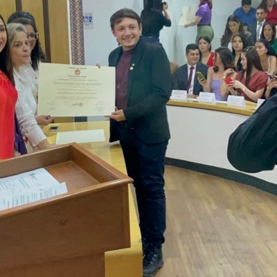 Ingeniero civil, especialista en Contratación Estatal y experto en Catastro, a fin de las causas justa y amor a su gente