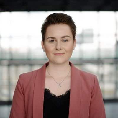 24 | Journalistin | schreibt für @FAZ_Sport über Fußball und Leichtathletik | bei der @SZ volontiert | an der @hs_macromedia ausgebildet