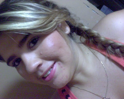 → 'aqui é assim:
cada um conhece a ~ _{Camilla Martins}__³ que merecee !
se a eu sou boa ou maal você decidee !
E a minha educação vai depender da suua !