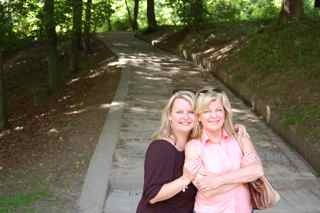 CUStaging's profile picture. Mother/daughter home staging team @SandyBodnar & Rayissa Palmer @rayissap tweeting about home staging, holiday decorating, getting best price for your home.