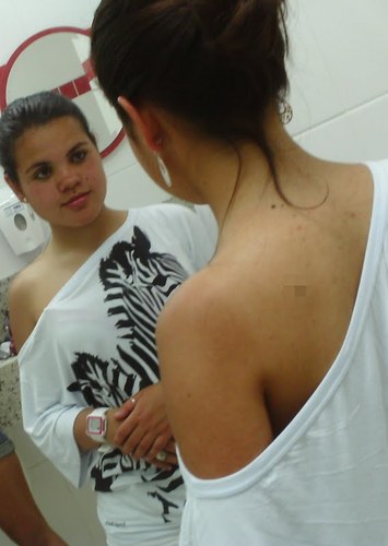 Uma garotinha : Baixinha, simpática,15 aninhos,Sagitariana,estudiosa, funkeira.