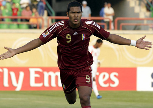 AleRndn's profile picture. 19. Estudiante de contaduria. Intento de futbolista. Sigueme y te sigo. Grande Vinotinto.
