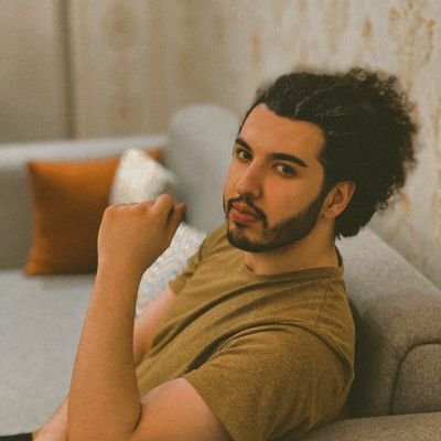 آن تلخوَش که صوفی امُّالخَبائِثَش خواند
اَشهی لَنا و اَحلی مِن قُبلَةِ العَذارا