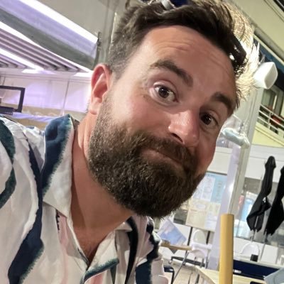 Trentenaire gênant gentil, Auvergnat et Gaymer 🏳️🌈. En couple. #JeSuisPD ! Docteur en Biologie végétale. Insta/Snap : @ro_ob1n