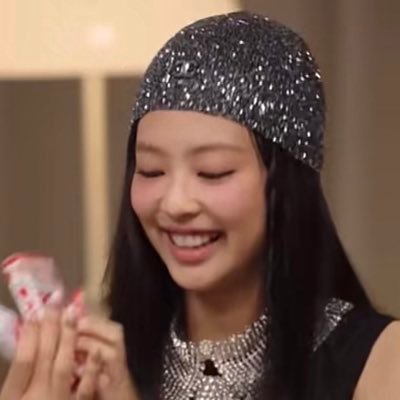 Jennie BLACKPINK 🥟🖤💖 & Hanni NEW JEANS 🐰 & Ahyeon BABY MONSTER 👿 & Ruka BABY MONSTER 👿