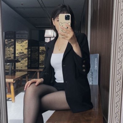 反差S女王一枚,轻度不重口,不玩精神控制,在线蹲一个男M狗狗,合适的话萌新也不介意,找到感觉可以长期调教,低于24岁以下勿扰,有意认主的可以私信主人电报https://t.co/rInYKGlhte