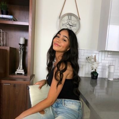 AdrianaJus32105's profile picture. prendiendo unos palos santos con Martu 🚬