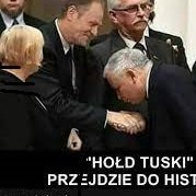 Piękna i bestia. 

Epitety niepotrzebne samo „Andrzej Duda” wystarczy. Stanisław Tym