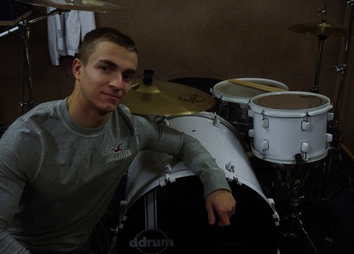 18, love music it is my passion, I am a drummer in a band and also teach drums. Also enjoy my job at a farm... Yehh Buuddy tweeting is fun