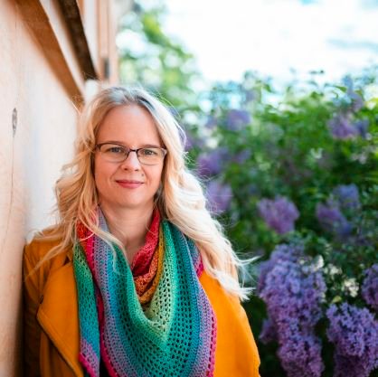 Kansanedustaja Savo-Karjalasta (vas.), sosiaalialan järjestötyöntekijä, Kuopion kaupunginvaltuutettu, aluevaltuuston ja -hallituksen jäsen.
