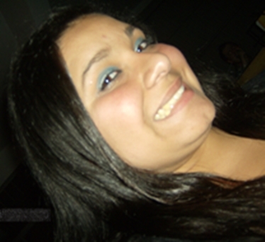 A mocinha de cabelos Escuros
Que traz juntoo de si muito amor...
A pequena princesa cheia de amigos.
Sou a única, meu modo e pensar é diferente de todos!