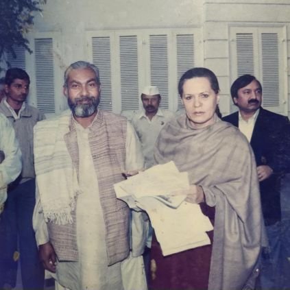 कांग्रेस में तीसरी पीढ़ी है पिता जी दादा जी नाना जी सब कांग्रेसी टूट गए लेकिन विचार धारा से समझौता नहीं किया स्व॰राजीव गांधी संजय गांधी जी के मार्गदर्शन में 🙏