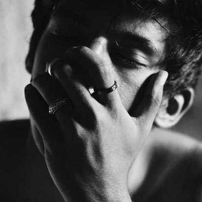كل صوره لك في عيوني ماتغيب وكل نبره لصوتك حافظ لحنها